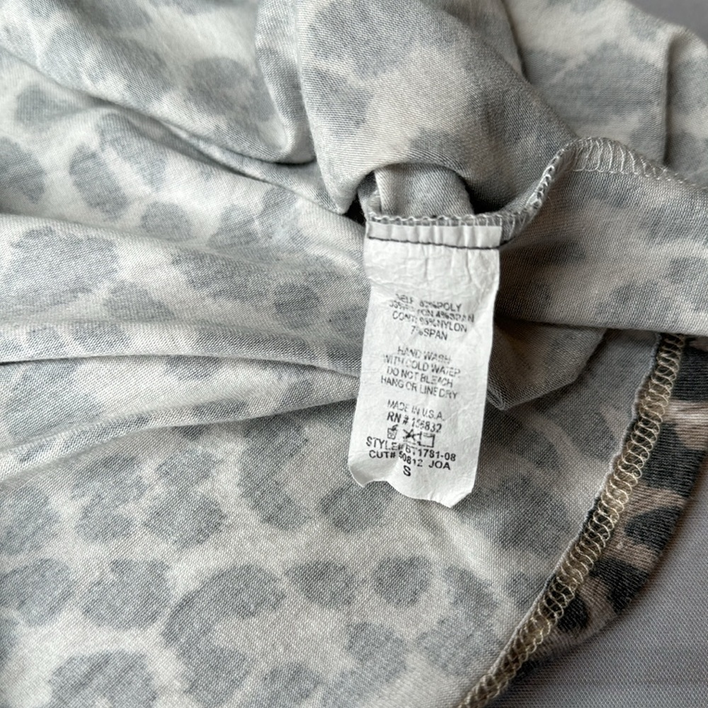 BiBi Jersey Knit Lace Sleeve Leopard Print Round Hem Top - Size Small - Picture 5 of 5